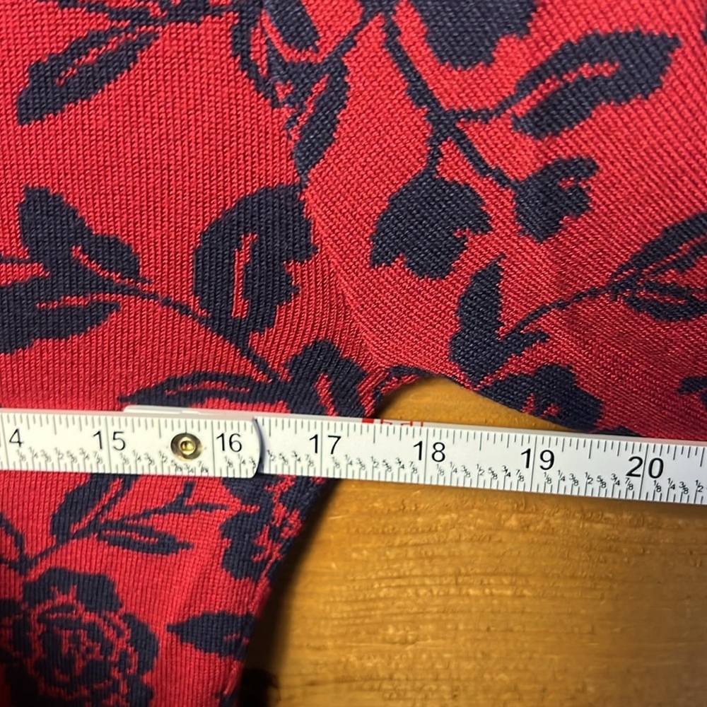 modcloth x Colectif Women’s sweater Med Deep V‎ Neck scoop back Red Blue Floral - Picture 2 of 9